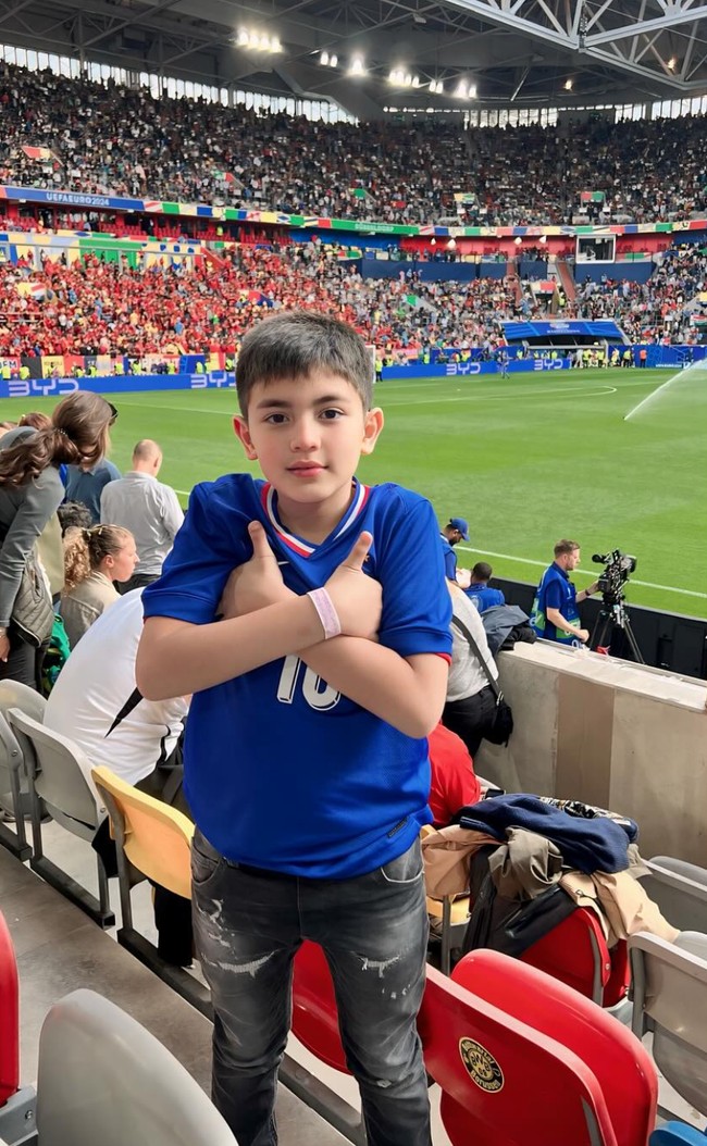 Semakin besar Quenzino terlihat semakin tampan dengan wajah blasteran yang dimilikinya. Ya Allah anak 2 cowo ganteng2 semuaa, komentar salah seorang netizen. Seruuuuu bgt Q dan Z!!!! Barakallahulakum anak2 gantengggg, tambah netizen lain. Foto: Instagram/@carissa_puteri