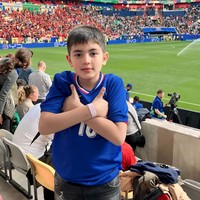 Semakin besar Quenzino terlihat semakin tampan dengan wajah blasteran yang dimilikinya. Ya Allah anak 2 cowo ganteng2 semuaa, komentar salah seorang netizen. Seruuuuu bgt Q dan Z!!!! Barakallahulakum anak2 gantengggg, tambah netizen lain. Foto: Instagram/@carissa_puteri