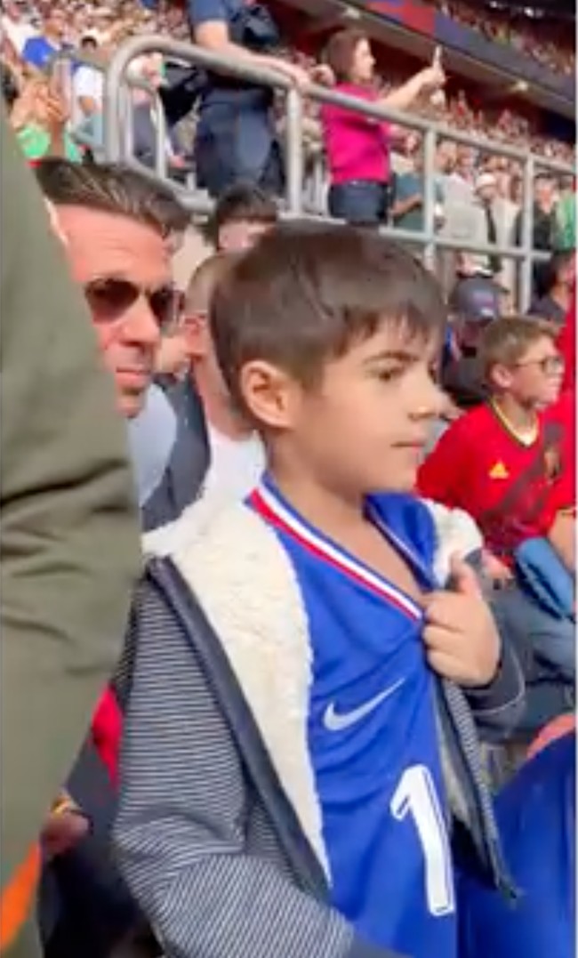 Selain ketampanan Quenzino, ketampanan sang adik, Zenecka Acana Naif juga tak kalah bikin salfok. Lahir pada 25 September 2018, Zenecka kini berusia 5 tahun. Foto: Instagram/@carissa_puteri