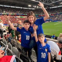 Meski sudah jarang tampil di layar kaca namun artis cantik Carissa Puteri masih kerap membagikan kegiatannya melalui akun Instagram pribadinya. Seperti yang terlihat, baru-baru ini Carissa tampak mengajak kedua putranya, Quenzino dan Zenecka, untuk menonton Euro 2024 di Jerman. Foto: Instagram/@carissa_puteri