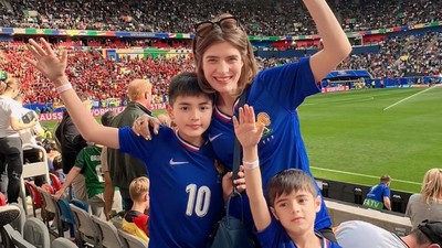 7 Foto Carissa Puteri Nonton Euro 2024, Paras Ganteng 2 Putranya Bikin Salfok