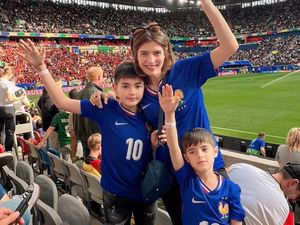 7 Foto Carissa Puteri Nonton Euro 2024, Paras Ganteng 2 Putranya Bikin Salfok