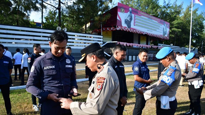 Wakapolda NTT saat memeriksa HP milik personel Polda NTT di lapangan apel Mapolda NTT, Rabu (3/7/2024).