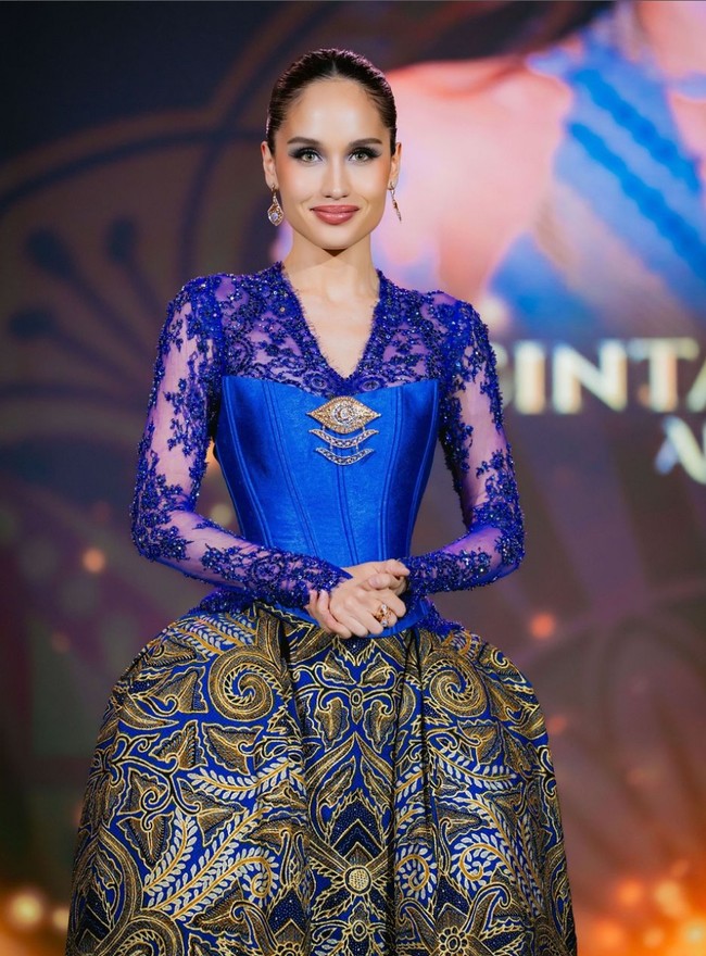 Atasan model kebaya dengan bahan lace digabungkan bustier di bagian torso menjadikan busana ini tampak unik. Foto: Instagram/@claurakiehl @studioboh @armanfebryan