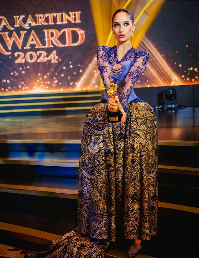 Cinta Laura jadi salah satu wanita yang menerima penghargaan R.A Kartini Award 2024 yang digelar Kartini Heritage Association, Jumat (28/6/2024) lalu.  Foto: Instagram/@claurakiehl @studioboh @armanfebryan