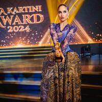 Cinta Laura jadi salah satu wanita yang menerima penghargaan R.A Kartini Award 2024 yang digelar Kartini Heritage Association, Jumat (28/6/2024) lalu.  Foto: Instagram/@claurakiehl @studioboh @armanfebryan