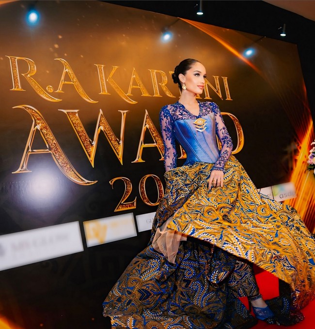 Tampil total untuk menerima penghargaan prestisius ini, aktris sekaligus filantropis ini mengenakan gaun kebaya dari Studio BOH.  Foto: Instagram/@claurakiehl @studioboh @armanfebryan