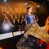 Tampil total untuk menerima penghargaan prestisius ini, aktris sekaligus filantropis ini mengenakan gaun kebaya dari Studio BOH.  Foto: Instagram/@claurakiehl @studioboh @armanfebryan