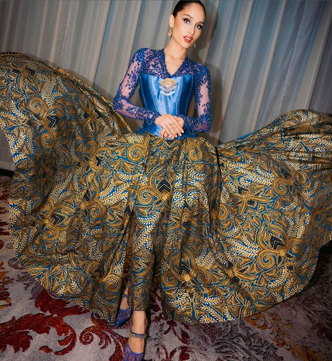 Rok batik bervolume dengan konstruksi tegas di bagian pinggang memberi kesan etnik tapi di waktu yang sama juga modern. Foto: Instagram/@claurakiehl @studioboh @armanfebryan