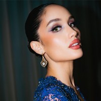 Makeup glamor dengan nuansa biru di area mata serasi dengan tema busananya. Wajahnya pun tampak segar berpulas lipstik pink. Foto: Instagram/@claurakiehl @studioboh @armanfebryan