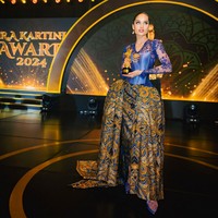 Wanita 30 tahun ini memilih tatanan rambut yang disanggul sederhana, menonjolkan tulang rahang dan pipinya yang tegas. Foto: Instagram/@claurakiehl @studioboh @armanfebryan