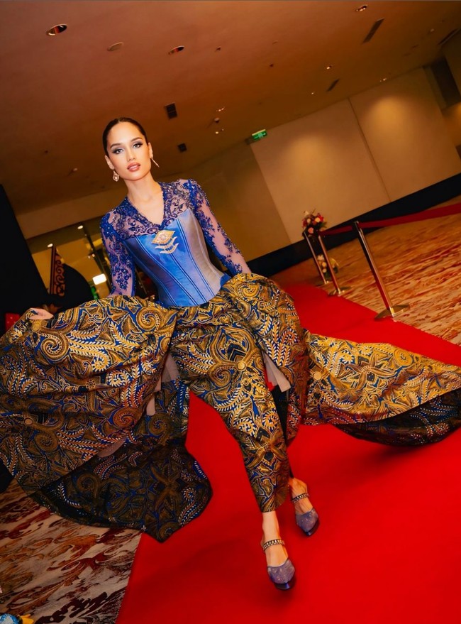 Bros emas etnik yang disematkan di bagian dada melengkapi penampilan cantik Cinta Laura malam itu. Foto: Instagram/@claurakiehl @studioboh @armanfebryan