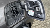 Baterai Citroen E-C3 bisa dicas menggunakan konektor CCS2 dengan DC fast charging dari baterai 10% ke 80% hanya butuh waktu sekitar 57 menit. Sementara kalau pakai charger AC, dari 10% hingga 80% membutuhkan waktu hingga 10 jam 30 menit. Foto: Luthfi Anshori/detikOto