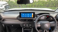 Kendati begitu, mobil ini juga menawarkan beberapa fitur modern. Contoh seperti panel instrumen full digital, AC digital, termasuk head unit digital dengan layar sentuh yang bisa menjalankan fitur konektivitas Android Auto dan Apple CarPlay. Suara sound system yang dihasilkan mobil ini juga cukup oke dan juga tersedia colokan USB. Foto: Luthfi Anshori/detikOto