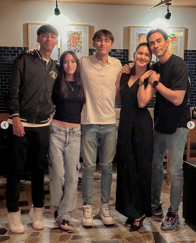 Sejak menikah pada 30 Desember 2006, Donna dan Darius diketahui telah dikaruniai 3 orang anak yang kini sudah remaja. Meski anak-anaknya sudah besar namun penampilan Darius dan Donna masih tampak awet muda. Foto: Instagram/@darius_sinathrya