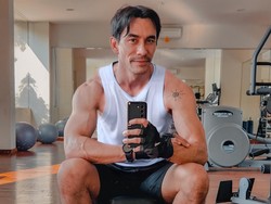 7 Potret Terkini Darius Sinathrya, Hot Daddy Pamer Tubuh Sixpack dan Berotot