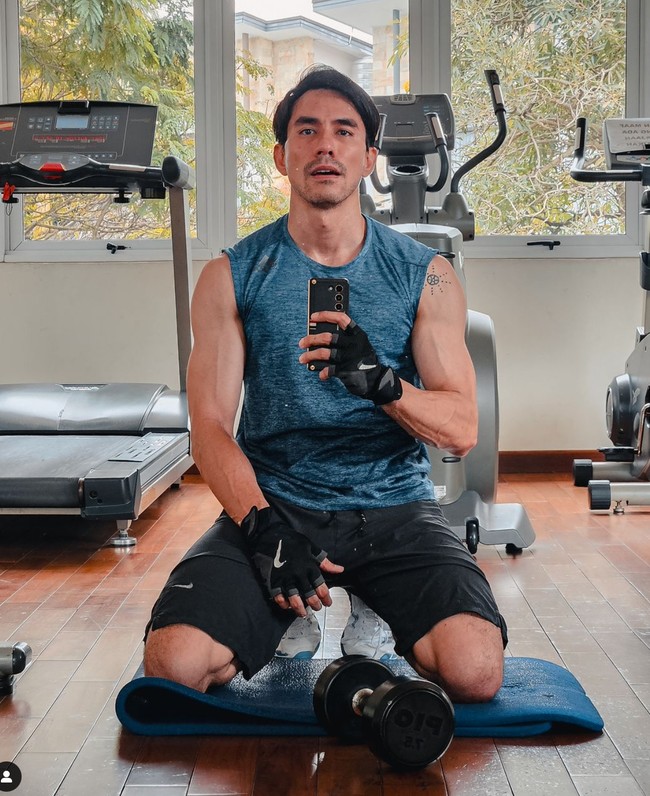 Tubuh berototnya itu didapatkan Darius karena rutin berolahraga. Di unggahan Instagramnya terlihat Darius beberapa kali melakukan mirror selfie ketika sedang berolahraga gym. Foto: Instagram/@darius_sinathrya