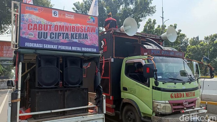 Demo Tolak PHK, Ratusan Buruh Berbaris Rapi Turun ke Jalan Ratusan buruh industri tekstil hari ini turun ke jalan hari ini, Rabu (3/7). Mereka memadati kawasan Patung Kuda Arjuna Wijaya, Jalan Merdeka Barat, Jakarta Pusat.
