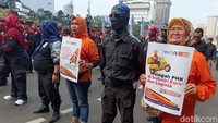 Beberapa tuntutan mereka dengungkan salah satunya hindari ancaman PHK puluhan ribu buruh di industri kurir dan logistik, termasuk di Pos Indonesia.  