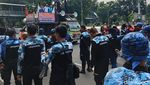 Demo Tolak PHK, Ratusan Buruh Berbaris Rapi Turun ke Jalan