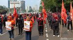 Demo Tolak PHK, Ratusan Buruh Berbaris Rapi Turun ke Jalan