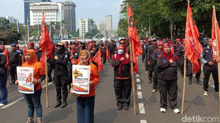 Demo Tolak PHK, Ratusan Buruh Berbaris Rapi Turun ke Jalan Ratusan buruh industri tekstil hari ini turun ke jalan hari ini, Rabu (3/7). Mereka memadati kawasan Patung Kuda Arjuna Wijaya, Jalan Merdeka Barat, Jakarta Pusat.