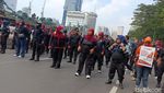 Demo Tolak PHK, Ratusan Buruh Berbaris Rapi Turun ke Jalan