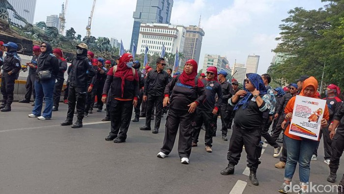 Demo Tolak PHK, Ratusan Buruh Berbaris Rapi Turun ke Jalan Ratusan buruh industri tekstil hari ini turun ke jalan hari ini, Rabu (3/7). Mereka memadati kawasan Patung Kuda Arjuna Wijaya, Jalan Merdeka Barat, Jakarta Pusat.