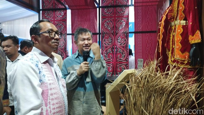 Deputi Gubernur Bank Sumut Juda Agung saat melihat produk UMKM di KKSU Medan. (Kartika Sari/detikSumut)