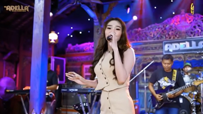 Difarina Indra Adella menyanyikan lagu Nganggur.