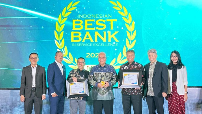 Dirut Bank Sumsel Babel saat menerima penghargaan dari Infobank.