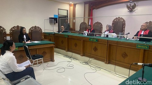 Eks Bendahara LPD Adat Baluk Pujiani menjalani sidang dakwaan di Pengadilan Tipikor Denpasar, Rabu (3/7/2024). (Aryo Mahendro/detikBali)