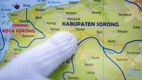 Teriknya matahari di sumur eksplorasi Buah Merah (BMR-001), Distrik Klasafet, Kabupaten Sorong, Provinsi Papua Barat Daya tak menurunkan semangat dari para pekerja Pertamina EP Papua Field untuk mencari tambahan cadangan produksi minyak dan gas bumi (migas) sebagai komitmen mendukung ketersediaan energi nasional. Teriknya matahari di sumur eksplorasi Buah Merah (BMR-001), Distrik Klasafet, Kabupaten Sorong, Provinsi Papua Barat Daya tak menurunkan semangat dari para pekerja Pertamina EP Papua Field untuk mencari tambahan cadangan produksi minyak dan gas bumi (migas) sebagai komitmen mendukung ketersediaan energi nasional.