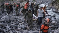 Tim penyelamat mengevakuasi jenazah seorang polisi Jorge Alberto Ladron de Guevara yang meninggal di Alto Lucero, Veracruz, Meksiko, Selasa (3/7/2024).