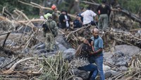Tampak kerabat dari jenazah yang menangis di lokasi kejadian.