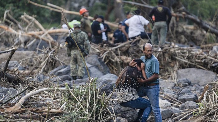 Rescuers recover the body of a policeman who state authorities said died in a car accident while checking damage caused by heavy rain in Alto Lucero, Veracruz, Mexico, Tuesday, July 2, 2024. (AP Photo/Felix Marquez)