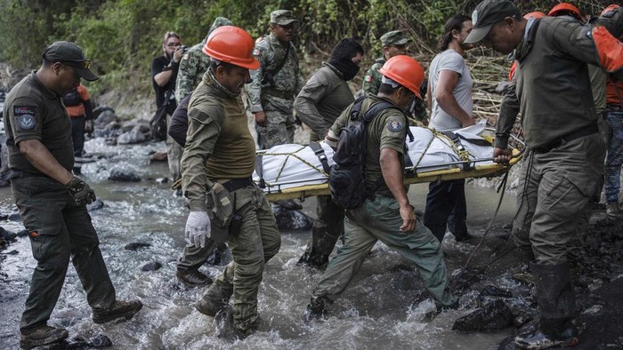 Evakuasi Jenazah Polisi yang Kecelakaan Akibat Hujan Lebat di Meksiko Rescuers recover the body of a policeman who state authorities said died in a car accident while checking damage caused by heavy rain in Alto Lucero, Veracruz, Mexico, Tuesday, July 2, 2024. (AP Photo/Felix Marquez)