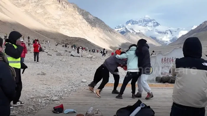 Viral turis-turis, diduga dari China, saling adu jotos di Gunung Everest. Semua bermula dari masalah sepele: posisi foto terbaik.