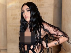 5 Gaya Lourdes di Show Marc Jacobs, Anak Madonna Pakai Gaun Sobek-sobek