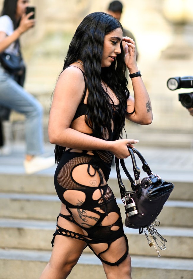 Gaun terbuat dari bahan panel berjaring. Model, penyanyi sekaligus penari ini tampak mengenakan underwear hitam di balik gaun transparannya. Foto: Daniel Zuchnik/ Getty Images