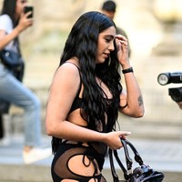 Gaun terbuat dari bahan panel berjaring. Model, penyanyi sekaligus penari ini tampak mengenakan underwear hitam di balik gaun transparannya. Foto: Daniel Zuchnik/ Getty Images