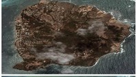 Kombinasi citra satelit yang disediakan oleh MaxarTechnologies ini menunjukkan pemandangan pulau Karibia Martinique, Grenada, pada 8 Mei 2023, atas dan bawah pada 2 Juli 2024, setelah Badai Beryl melanda beberapa pulau. (Satellite image ©2024 Maxar Technologies via AP)