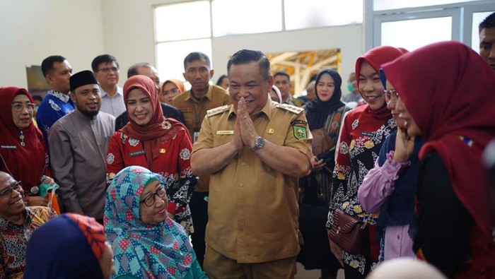 SF Hariyanto saat bertemu pasien di RSUD Arifin Achmad Pekanbaru (Dok Dinas Kominfotik Riau)