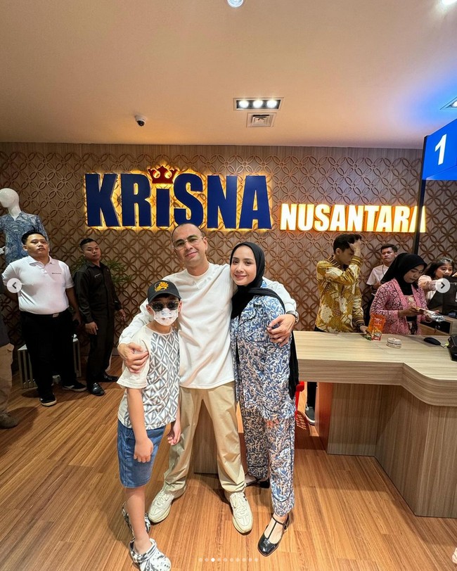 Ikut mendukung pusat oleh-oleh lokal, Gigi berfoto dengan Raffi dan Rafathar. Wanita kelahiran 17 Februari 1988 ini menggunakan pajama shirt Victoria Beckham dipadu dengan hijab pashmina hitam. Foto: dok. Instagram @raffinagita1717.