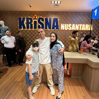 Ikut mendukung pusat oleh-oleh lokal, Gigi berfoto dengan Raffi dan Rafathar. Wanita kelahiran 17 Februari 1988 ini menggunakan pajama shirt Victoria Beckham dipadu dengan hijab pashmina hitam. Foto: dok. Instagram @raffinagita1717.