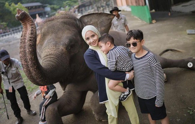Ketika liburan ke Lembang, pemain film Dealova ini perlahan menggunakan hijab dengan lebih rapi. Hijab pashmina Gigi ia bentuk simpel dan rapi. Gigi berfoto sambil menggendong Rayyanza dan ada Rafathar di sampingnya. Foto: dok. Instagram @raffinagita1717.