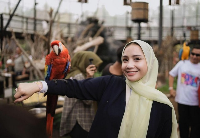 Warganet ada yang memberikan kritik dan mengatakan jika Gigi berhijab selama 40 hati setelah berhaji. Sabar para makhluk bumi, lagi berproses mama gigi nya, banyak di doakan aja, walaupun memang beliau ini public figur, kita contoh yang baik2 nya saja dari beliau, yang buruk nya tidak usah ditiru, kita sebagai netizen juga harus bijak!❤️, ucap akun @nabilaalktr. Nih netizen berpikir mama gigi udh berhijab total, itu cuman menghormati 40 hari setelah haji mungkin setelah itu mau berhijab atau tidak itu hak dia.. ngapain luu ngatur2 hidup org wkwkw, mama gigi jugaa ga baca comment kalian 😂😂😂😂, ujar akun @haniif27_. Di Arab jg mah gituu krudungnya. Gausah ngurusin cara dia make. Namanya belajar yaa dicicil, protes mulukk, saut akun @etoymsdn. Foto: dok. Instagram @raffinagita1717.