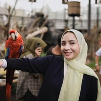 Warganet ada yang memberikan kritik dan mengatakan jika Gigi berhijab selama 40 hati setelah berhaji. Sabar para makhluk bumi, lagi berproses mama gigi nya, banyak di doakan aja, walaupun memang beliau ini public figur, kita contoh yang baik2 nya saja dari beliau, yang buruk nya tidak usah ditiru, kita sebagai netizen juga harus bijak!❤️, ucap akun @nabilaalktr. Nih netizen berpikir mama gigi udh berhijab total, itu cuman menghormati 40 hari setelah haji mungkin setelah itu mau berhijab atau tidak itu hak dia.. ngapain luu ngatur2 hidup org wkwkw, mama gigi jugaa ga baca comment kalian 😂😂😂😂, ujar akun @haniif27_. Di Arab jg mah gituu krudungnya. Gausah ngurusin cara dia make. Namanya belajar yaa dicicil, protes mulukk, saut akun @etoymsdn. Foto: dok. Instagram @raffinagita1717.