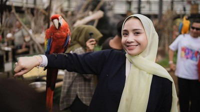 10 Foto Gaya Nagita Slavina Pakai Hijab Usai Ibadah Haji