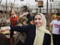 10 Foto Gaya Nagita Slavina Pakai Hijab Usai Ibadah Haji